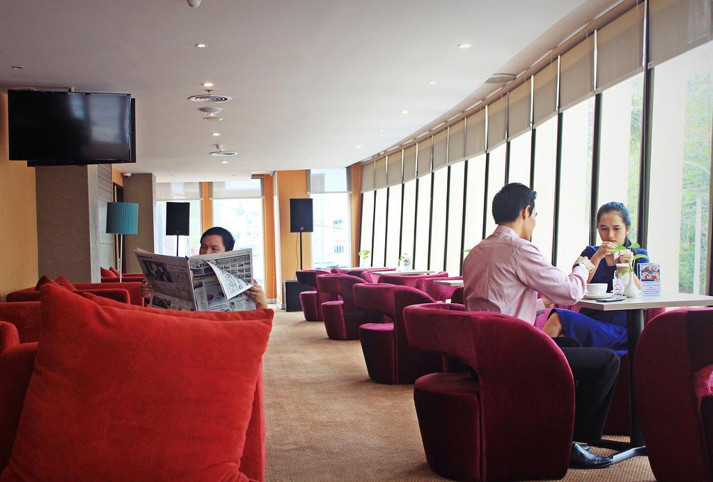Biz Hotel Batam Nagoya Buitenkant foto