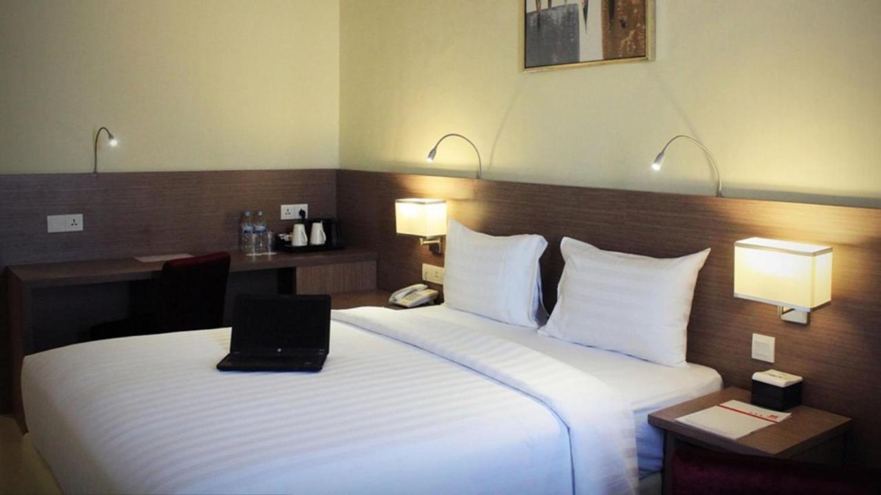 Biz Hotel Batam Nagoya Buitenkant foto
